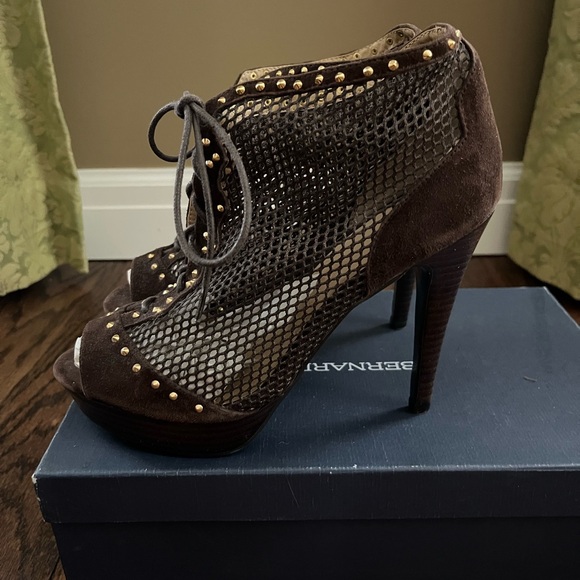 NEW NYLA Brown Mesh Platform Gold Studded Peep-Toe Heels.  Size 8.5 - Picture 3 of 3